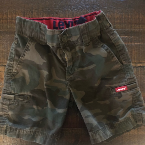 Levi’s camo shorts with sizing elastic - Picture 2 of 3